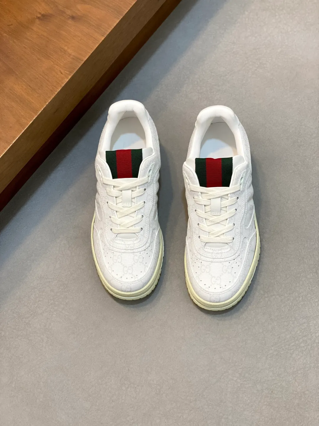 Men's Shoes 💰660 𝐆𝐮𝐜𝐜𝐢 𝐑𝐞-𝐖𝐞𝐛 As the first sneaker created by Sabato De Sarno for Gucci, the Re-Web series reinterprets the brand's classic stripes and sets off the modern silhouette design with bold and unique details. These shoes are crafted from white leather. This new sneaker is ingeniously decorated with many of the brand's classic details, and is equipped with a bright red and green webbing tongue, which will make people fall in love at first sight. White leather treated with a special process for softness and luster, with an embossed grainy texture. Script Gucci logo and interlocking G web label with Interlocking G and script Gucci logo. Rubber outsole with interlocking G detail eyelets. Web tongue. Size: 39-44 (customized for sizes 38 and 45)
